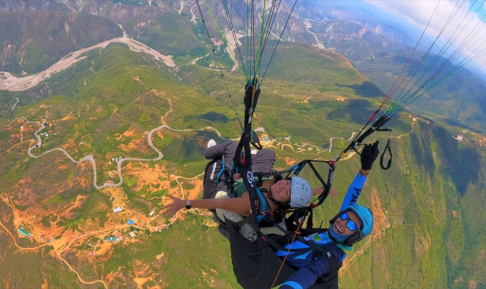 Vista desde un parapente tándem de la carretera en zigzag que baja al cañón del Chicamocha
